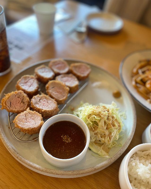 한 입 크기로 썰어져 나온 료코 안심카츠
