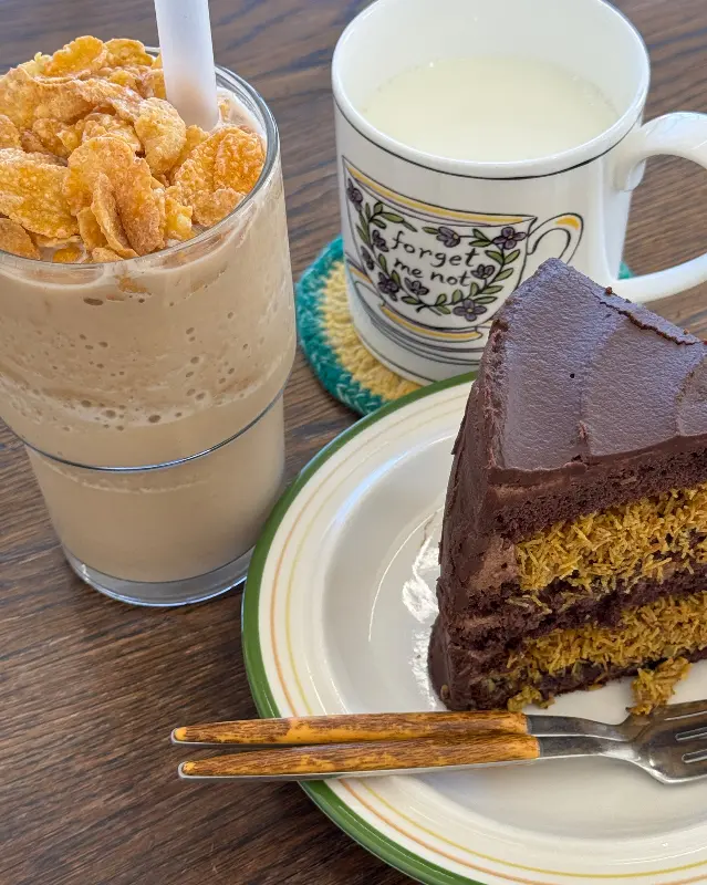 도브릐 뷜레 라떼와 케이크