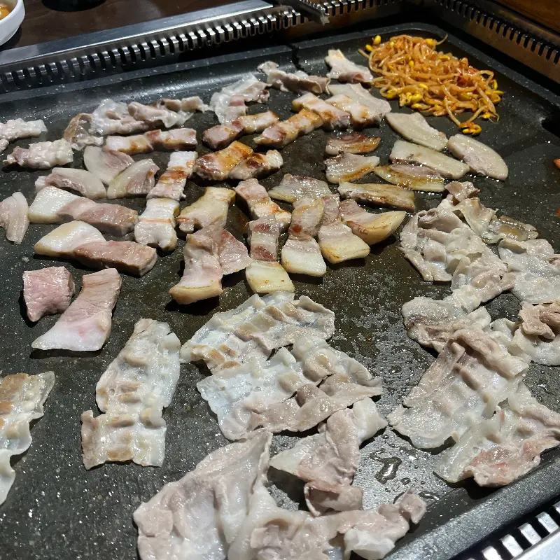 노릇노릇 구워진 대패삼겹살