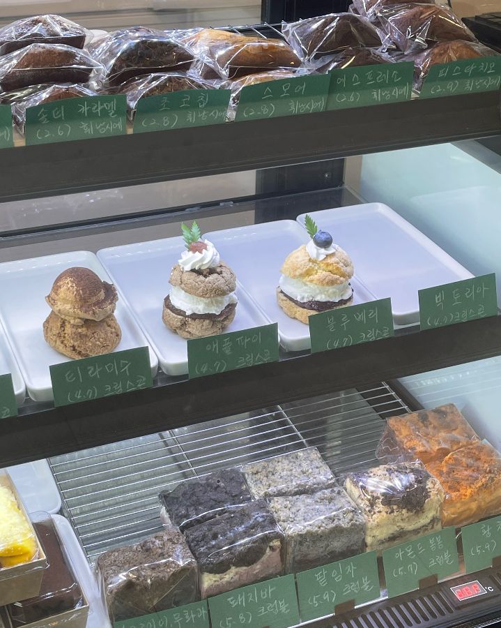 다양한 종류의 디저트들이 보기 좋게 진열된 쇼케이스