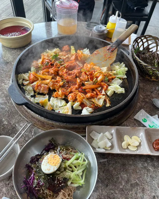 닭갈비와 막국수의 환상적인 조합