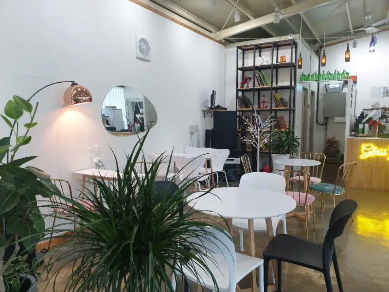 깔끔하고 아늑한 카페 내부 인테리어