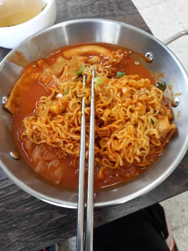 떡볶이와 라면의 환상적인 만남