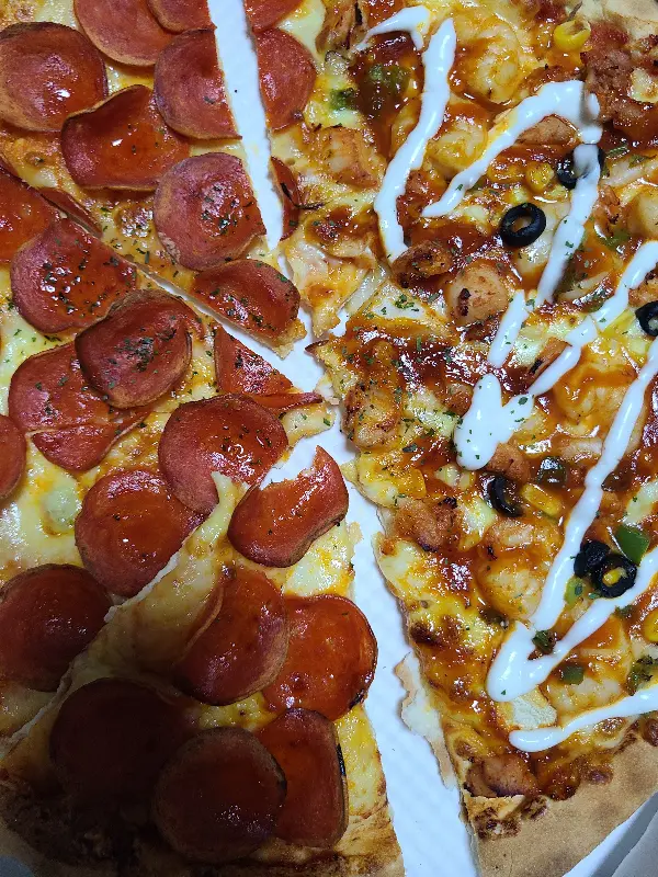 페퍼로니와 핫치킨 쉬림프 반반 피자의 화려한 비주얼