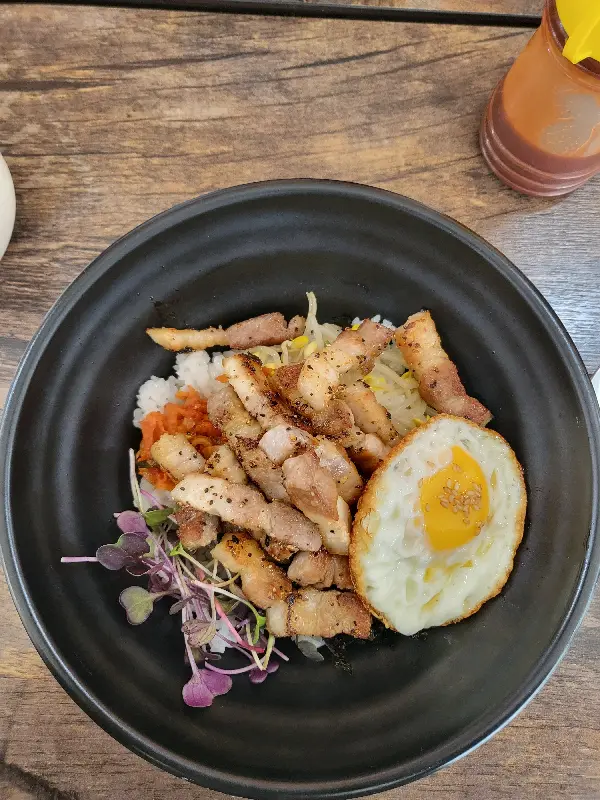 밥 위에 올려진 돼지고기와 계란 후라이