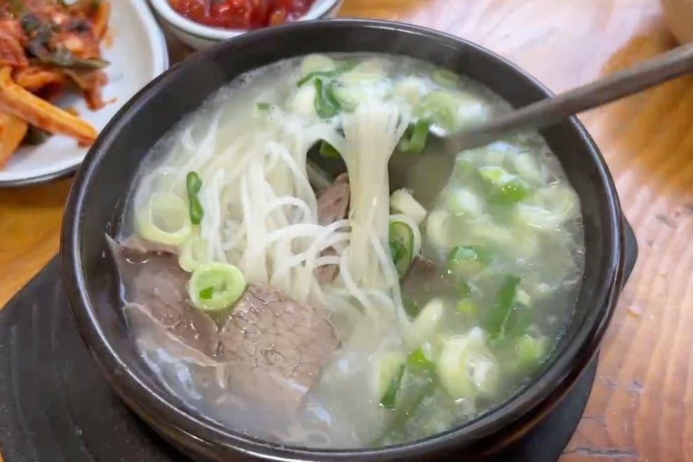 설렁탕 국물에 담긴 국수와 고기