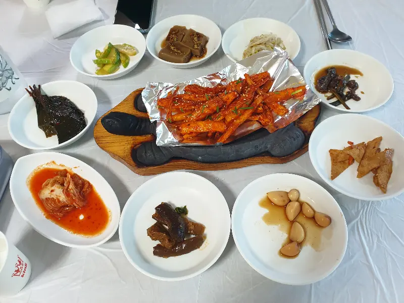 황태구이와 다양한 반찬들