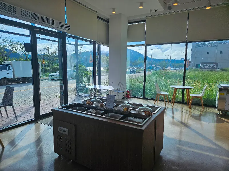 통유리창으로 보이는 바깥 풍경