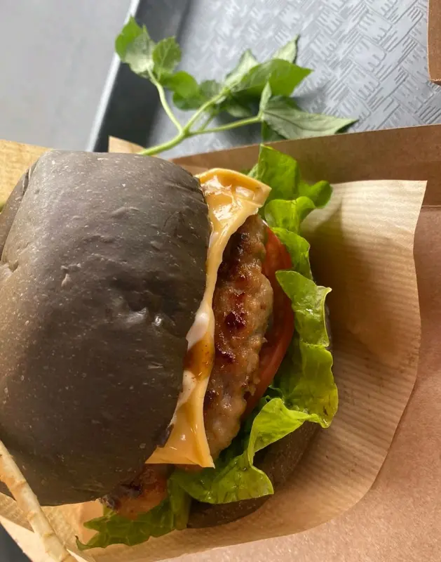 흑돼지 버거 단면