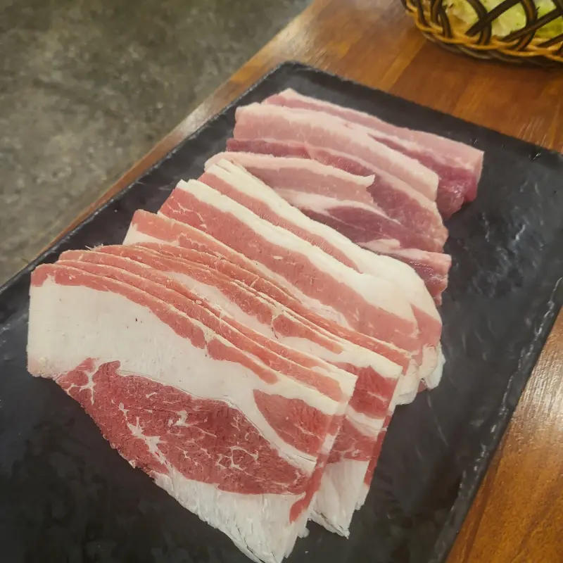 노릇노릇 익어가는 고기