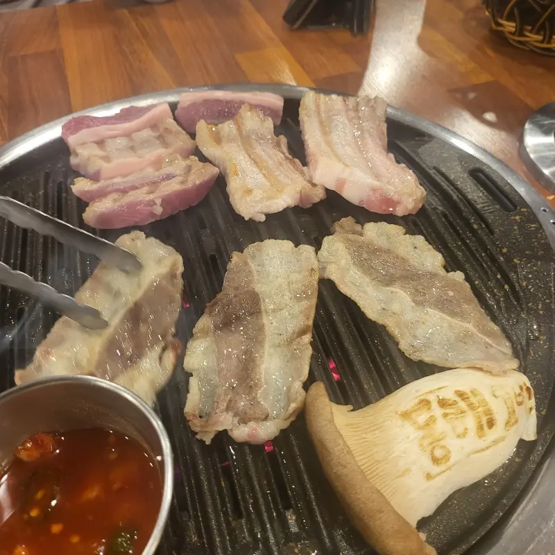 숯불 위에서 구워지는 삼겹살