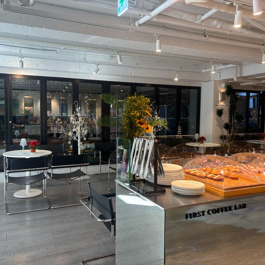 넓고 쾌적한 카페 내부