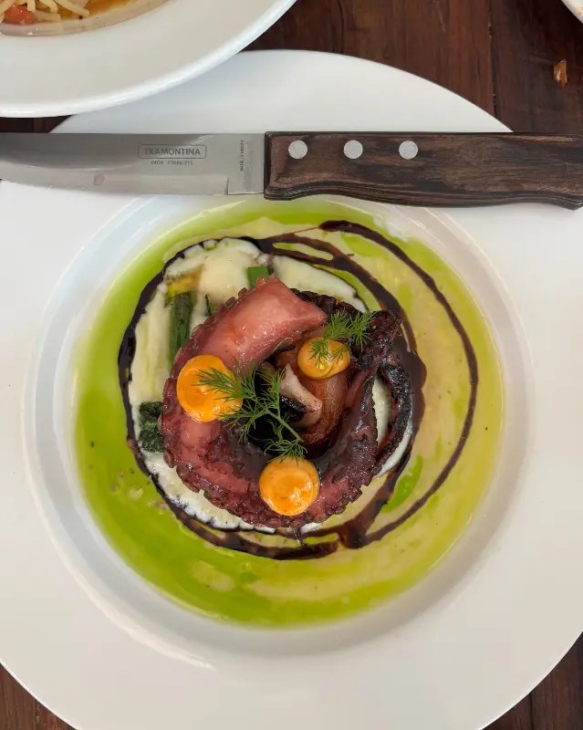 테이블 위에 놓인 다양한 메뉴들의 항공샷