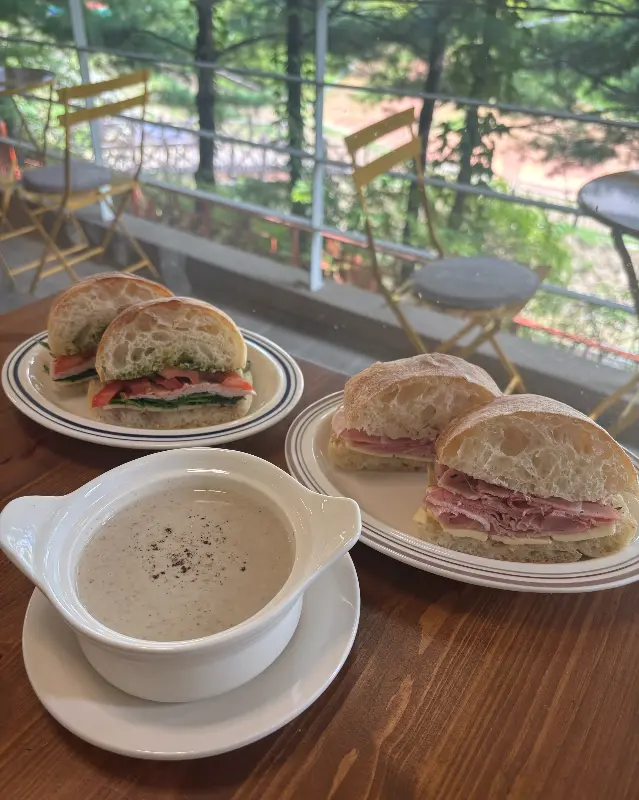 샌드위치와 양송이 스프