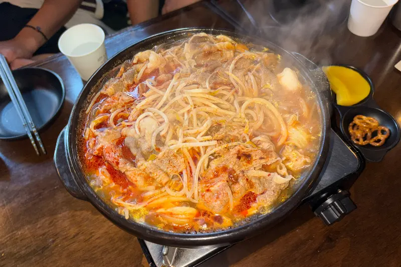 뜨끈한 국물이 일품인 전골