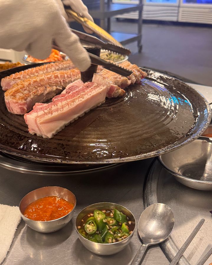 직원분이 직접 고기를 구워주는 모습