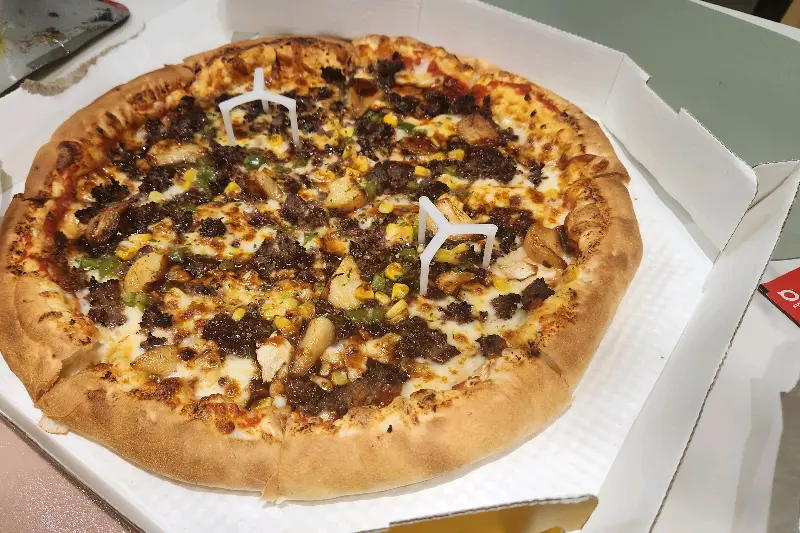 불고기가 듬뿍 토핑된 피자의 클로즈업