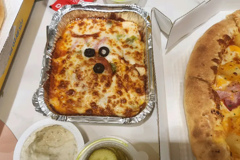 치즈가 듬뿍 올려진 치즈 오븐 스파게티