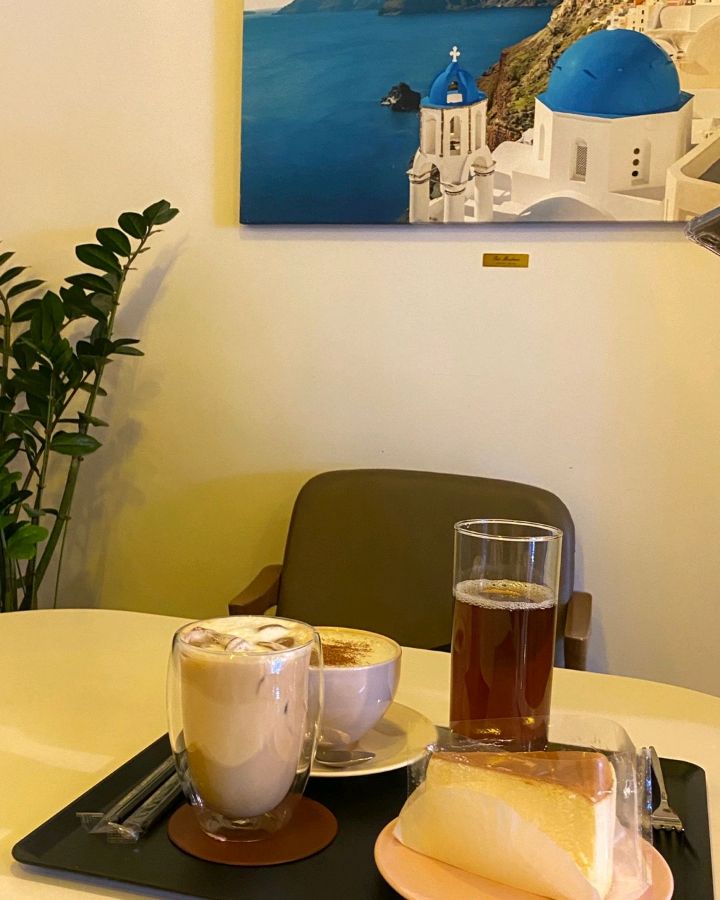 아메리카노와 딸기 라운드 케이크