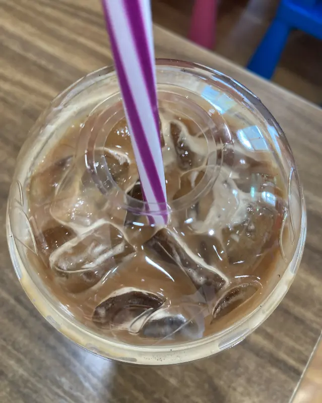 아이스 라떼와 분홍색 슬리브