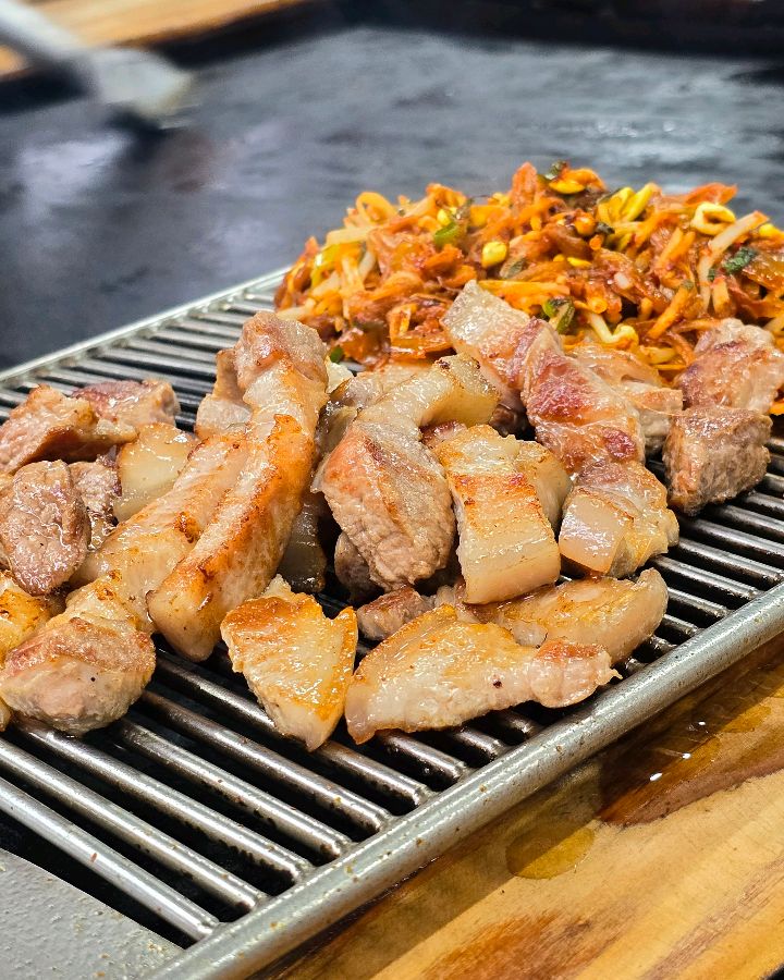 캠핑 분위기의 식사 공간