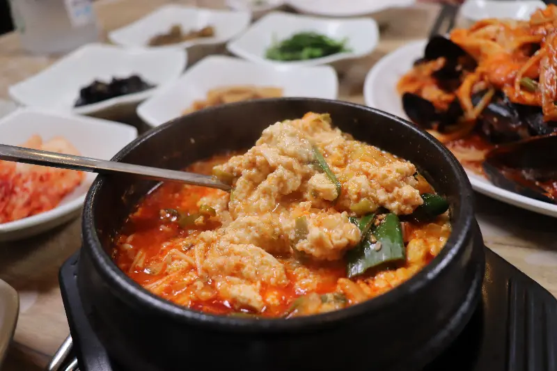 뚝배기에 담겨 나온 순두부찌개