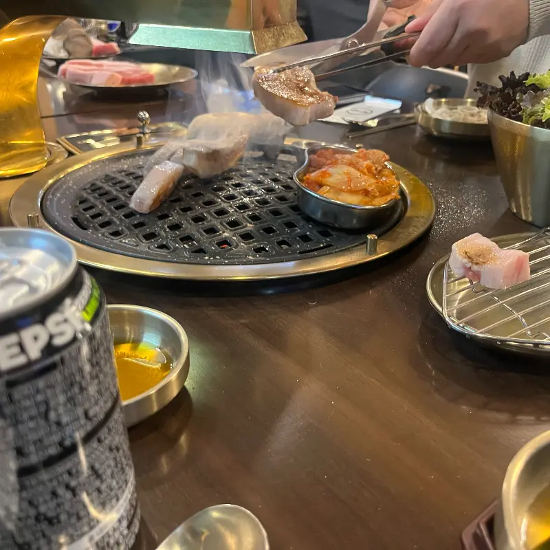 고기를 굽는 모습