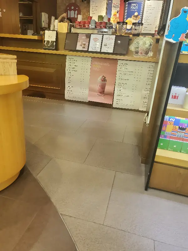 음료와 디저트를 주문할 수 있는 카운터