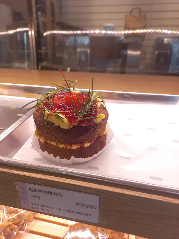 쇼케이스 안의 빅토리아 케이크