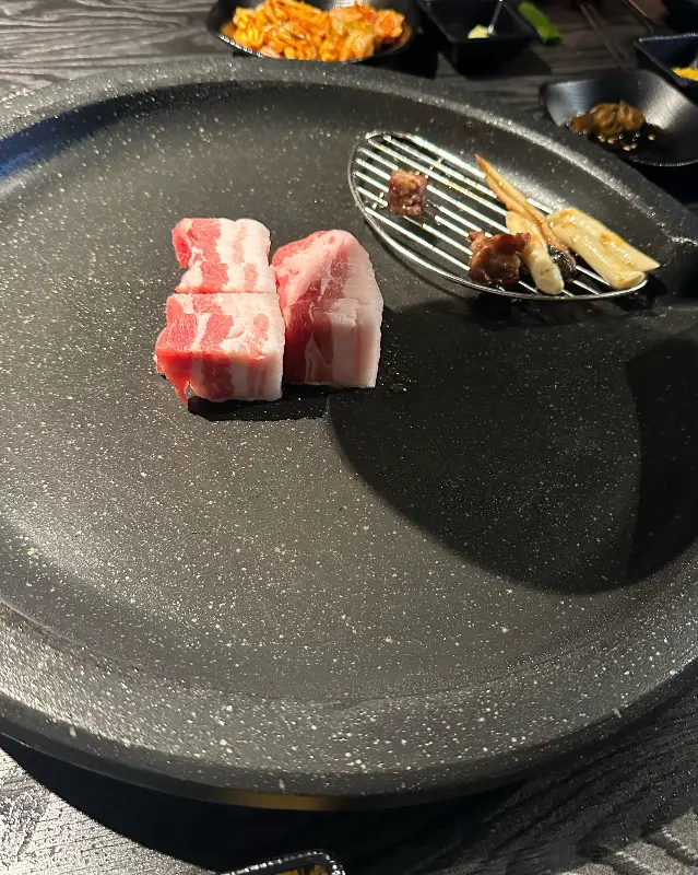 두툼한 숙성 삼겹살