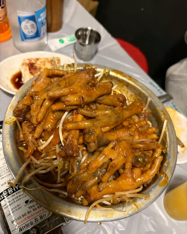 윤기가 좌르르 흐르는 닭발의 먹음직스러운 모습