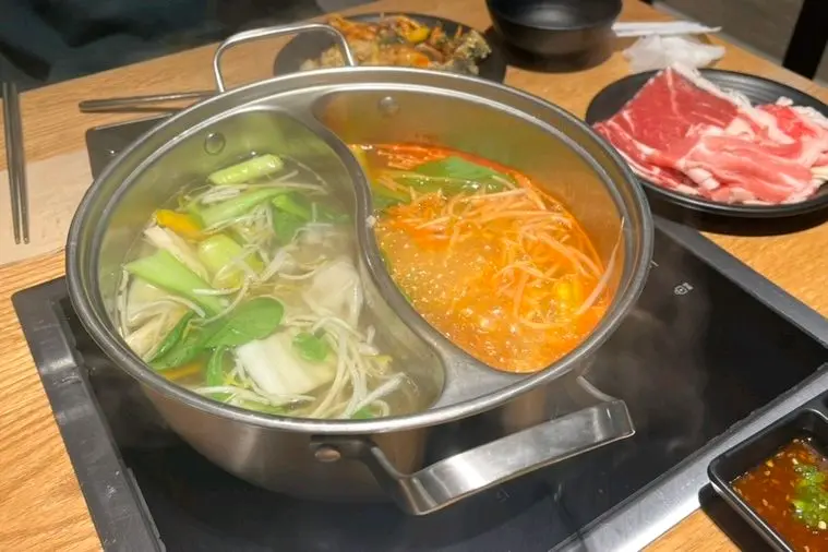 반반 육수 냄비와 소고기