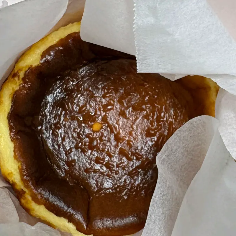 선물 포장된 바스크 치즈케이크