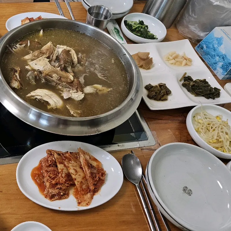 능이백숙 전체 상차림