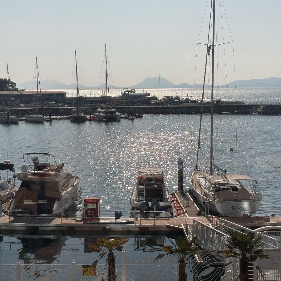 여수 웅천 아웃백에서 바라본 요트 선착장