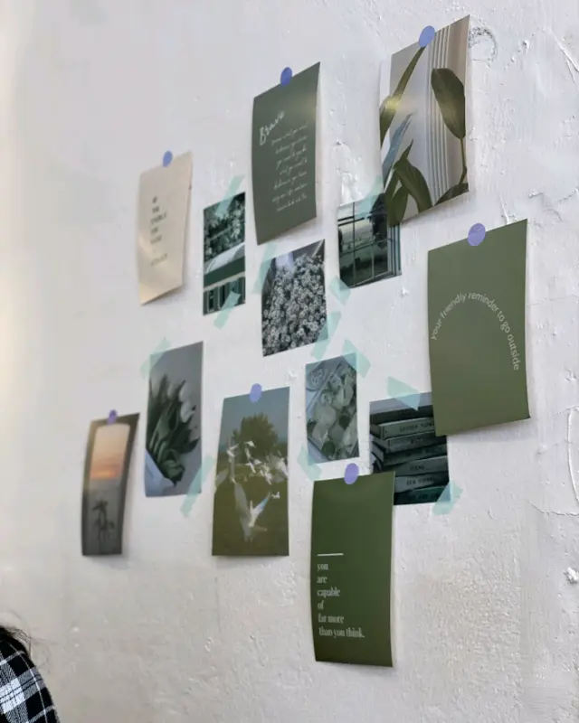 카페 벽에 붙어있는 사진들