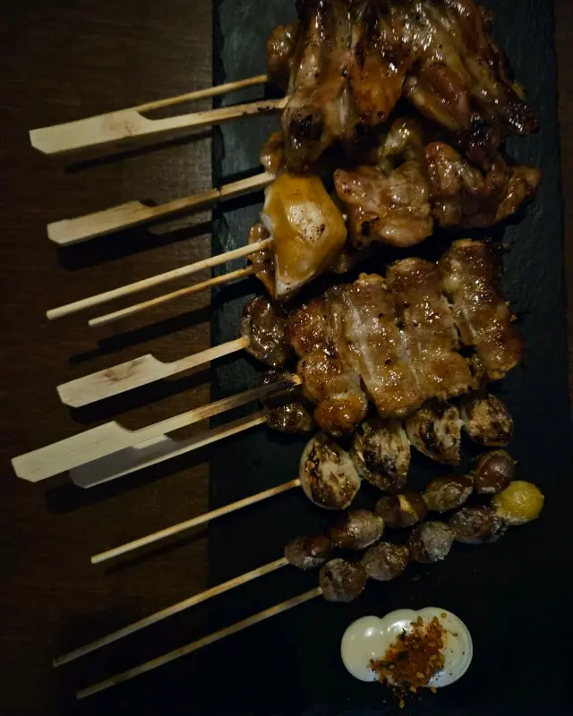 다양한 부위의 꼬치들이 가지런히 놓여 있는 야키토리 모둠