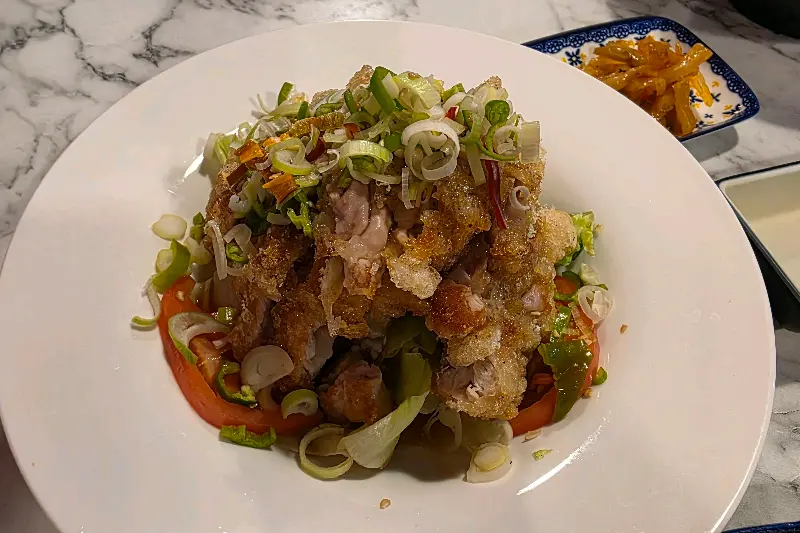 신선한 야채가 듬뿍 올려진 탕수육