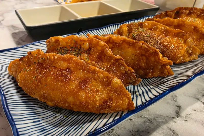 바삭한 튀김옷이 매력적인 만두