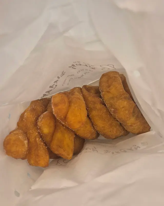 포장지 안의 꽈배기