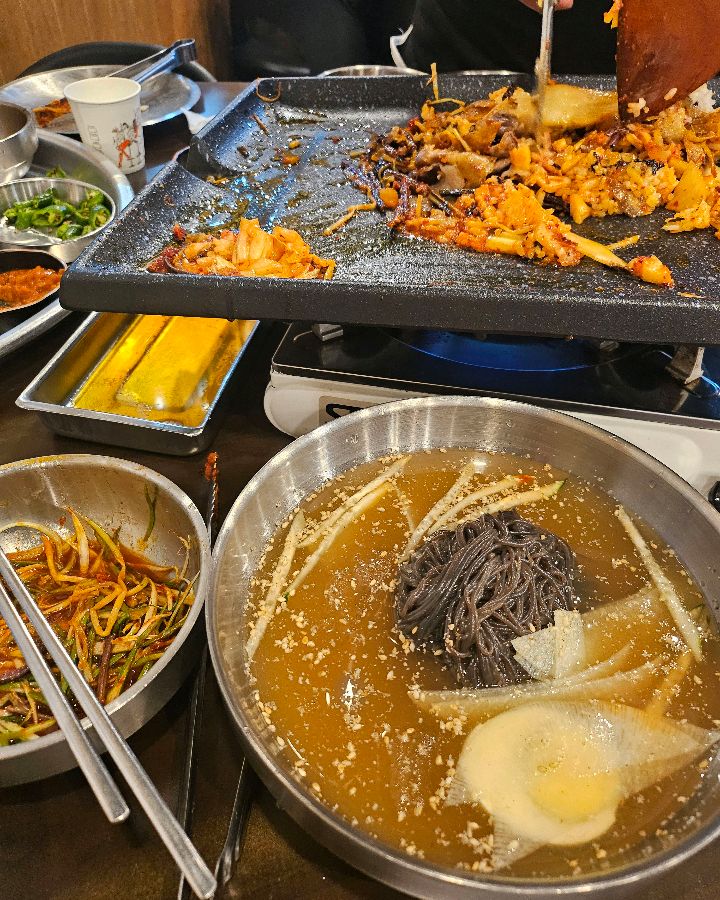 고기와 채소를 듬뿍 넣어 만든 볶음밥