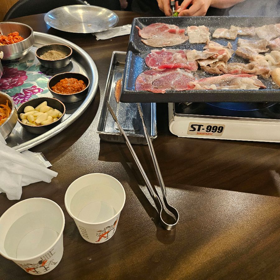 깔끔하게 정돈된 테이블 세팅