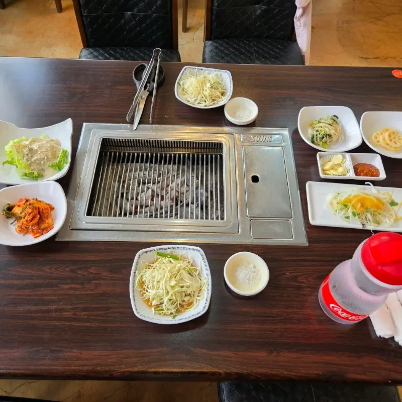 깔끔하게 차려진 테이블 세팅