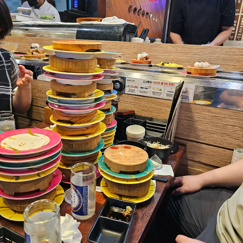 테이블에 쌓인 접시들