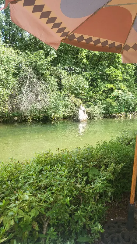 계곡 옆 야외 테이블