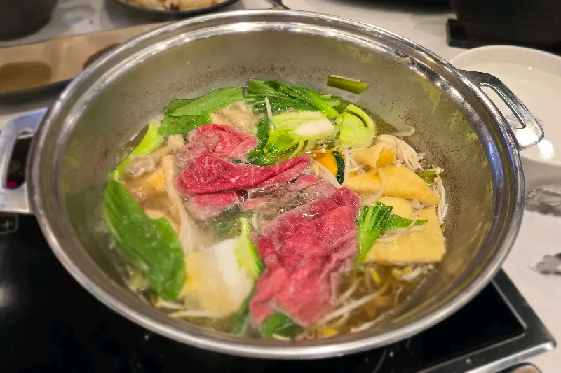 샤브샤브가 끓고 있는 모습