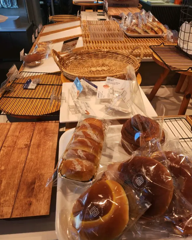 다양한 빵들이 진열된 모습