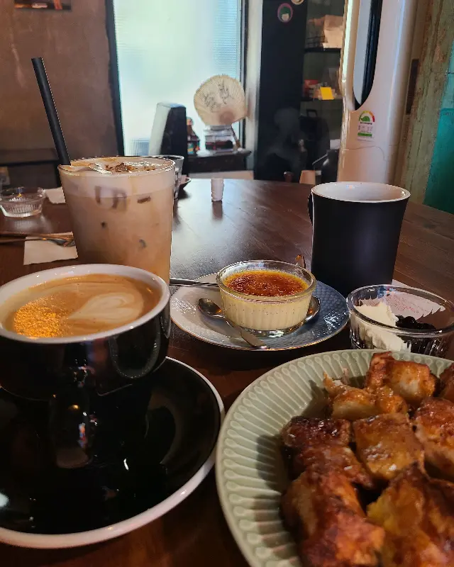 다양한 메뉴가 함께 놓인 테이블