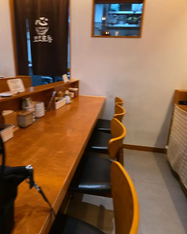 바 테이블에서 혼밥을 즐기는 손님들의 모습