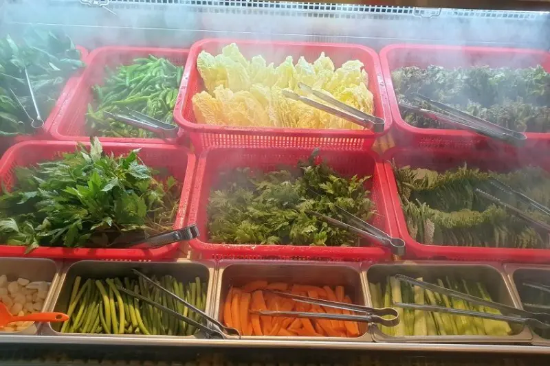 신선한 쌈 채소가 가득한 셀프바